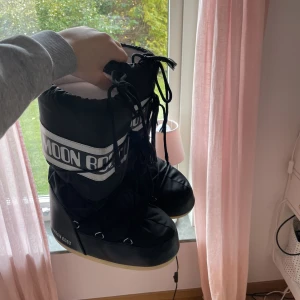 Moon boots  - Hej nu säljer jag mina fina Moon boots! Super fint skick och ser nästan helt nya ut! Pris kan diskuteras vi snabb affär, storleken är 39/41 men passar mig som  brukar ha 39 i skor.💘💘💘💘