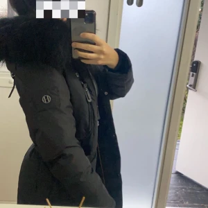 Hollies livigno svart - Jag säljer min sköna och varma vinterjacka från hollies i storlek 34. Jackan kommer med en äkta skön svart päls och värmer hela kalla vintern. Den är i ett nyskick då den även knappt är använd. Nypris 5700 säljs för 4300, går att diskutera vid snabb affär