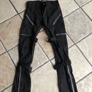 Emo/Punk Byxor - Snygga byxor som passar till en punkig outfit.  Priset kan diskuteras.   