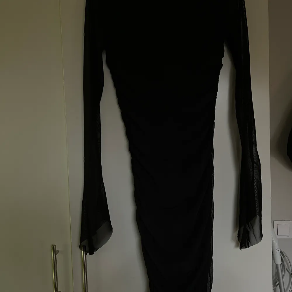 Svart lång klänning från NAKD, aldrig använd tyvärr! Går ner till lite längre än knäna & är öppen i ryggen! 🖤. Klänningar.