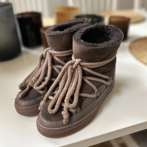 INUIIKI SKOR - INTRESSEKOLL på mina inuiiki skor som endast blivit använda mindre än en halv vintersäsong, därav superskick💗köptes för 3099kr🫶🏼 hör av er vid frågor eller fler bilder!