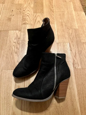 Klackskor justfab  - Klackskor i tyg och träklack aldrig använda, säljes då de tar upp plats i garderoben!