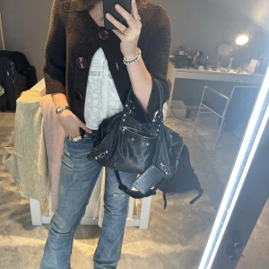 Brun trekvartsärmad kofta  - Brun trekvartsärmad kofta funkar både knäppt och öppen perfekt till hösten❤️