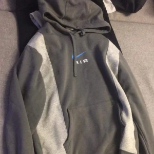 Nike air - Nike air hoode i storlek S inköpt i sommras då modellen släpptes. Gott skick. Möts upp alt köparen står för frskt