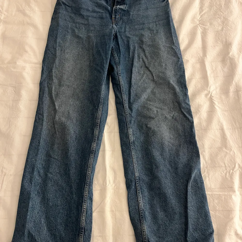 Oversized mellanblåa jeans, hela och fina. Storlek 42. Jeans & Byxor.