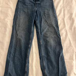 Oversized mellanblåa jeans, hela och fina. Storlek 42