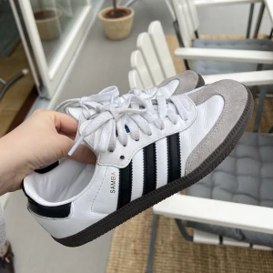 Adidas samba OG - Säljer mina Adidas samba OG då de är på gränsen till för små. De är inte så använda, lite smutsiga på mockan men inget man tänker överdrivet mycket på!🥰