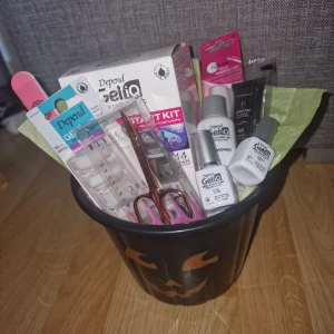 Halloween korg - Säljer nu en korg fylld med exakt allt som behövs för att göra salong naglar hemma🙏🏼 Säljes tillsammans och ej separat🥰