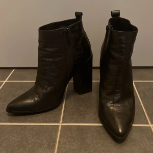 Stövletter K.cobler - Stövletter som aldrig blivit använda köpa på scorett i märket K.cobler. Storlek 40 i skinn.