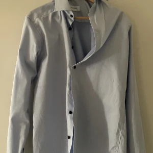 Eton skjorta. - Använd fåtal gånger och i bra skick.  Lutar mot S men passar i M dock slimmad. För mer frågor kom privat. 