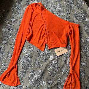 Orange croptop. Aldrig använd, lappen sitter kvar! 