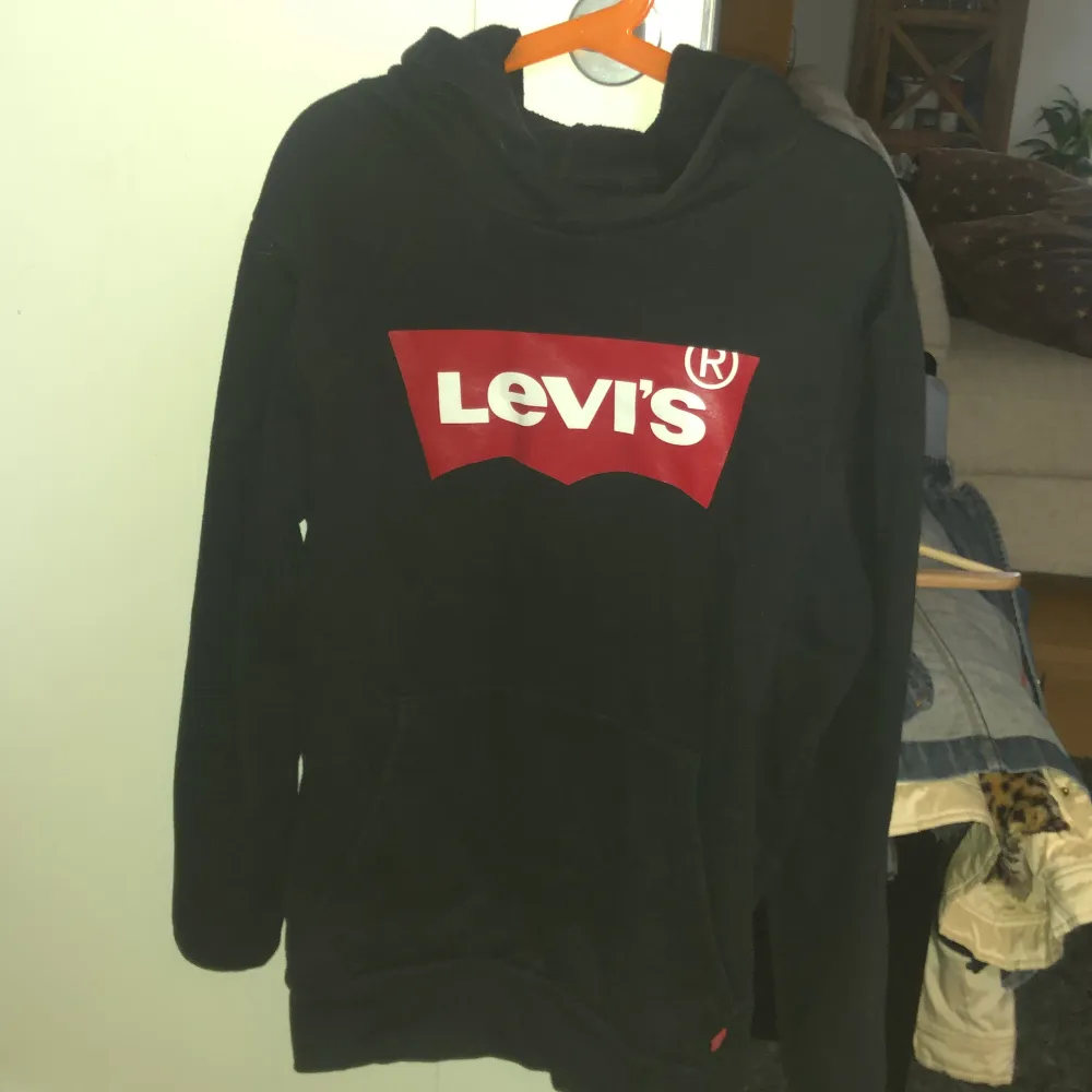 Levis hoodie som är i jättebra skick. Den är för liten så jag säljer den. Inga defekter. Storleken är lite oklar, ni får kolla bilden. Men kanske XXS och XS eller för små barn.. Hoodies.