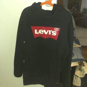 Levis hoodie som är i jättebra skick. Den är för liten så jag säljer den. Inga defekter. Storleken är lite oklar, ni får kolla bilden. Men kanske XXS och XS eller för små barn.