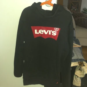 Levis hoodie  - Levis hoodie som är i jättebra skick. Den är för liten så jag säljer den. Inga defekter. Storleken är lite oklar, ni får kolla bilden. Men kanske XXS och XS eller för små barn.