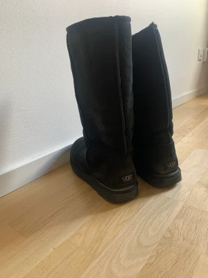 Svarta Uggs - Svarta Uggs i storlek 39. Sparsamt använda och i bra skick! 400 kr.