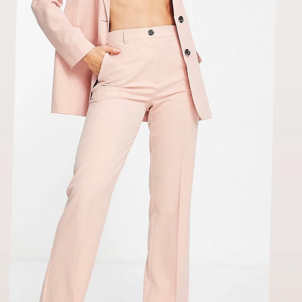 Säljer dessa super fina kostymbyxor i färgen beige/rosa. Kommer inte till någon användning längre. Formar kroppen så snyggt 💕💕. Jeans & Byxor.