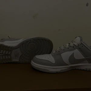 Grey Nike dunks  - Använt de bara två gånger de är väldigt bra skick har tyvär kastat bort kartongen men annars är de i ett väldigt fint kvalite.