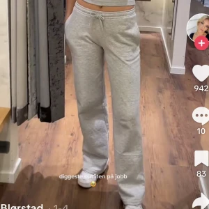 Low waist sweatpants  - Säljer mina low waist sweatpants från bikbok eftersom de inte används! Köpta i dec 2022 och finns inte kvar på hemsidan. Säljer för 200kr (ord.pris 399) och köparen står för frakten🤎