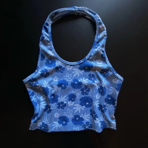 Blommig sommartopp  - Söt kroppad sommartopp perfekt till en stranddag 🌊🏖️