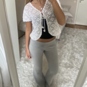 Vit virkad kofta - Säljer denna kortärmade vita virkade koftan / bolero. Har du någon fråga är det bara att höra av dig🫶🏻