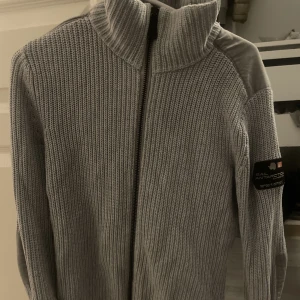 Sailracing kofta - Säljer nu min killes gamla favorit kofta då den har blivit för liten köpt för 1år sedan för 1500kr på sail racing. Perfekt nu inför vintern strl S pris kan diskuteras vid smidig affär.