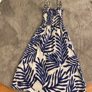 Klänning/långkjol  - Jättefin klänning från H&M som även går att vika ner/klippa av och använda som långljol. (Se andra bilden). Använd 2-3 gånger och i jättebra skick utan defekter.  