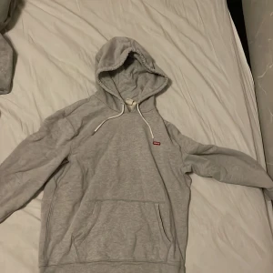 Levi’s hoodie - Säljer min levi’s hoodie, skick på denna är riktigt bra. Storlek S men skulle mer säga att den känns som en M.
