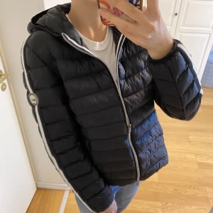 Dunjacka No.1 Como - Mörkblå dunjacka. Endast använd ett fåtal gånger så i princip nyskick utan tecken på användning. Det är bara att skriva för fler bilder eller mer info:)