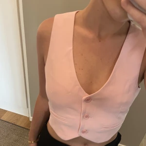 Rosa väst  - Oanvänd rosa fäst från Gina! Superfint att ha under kavaj!!