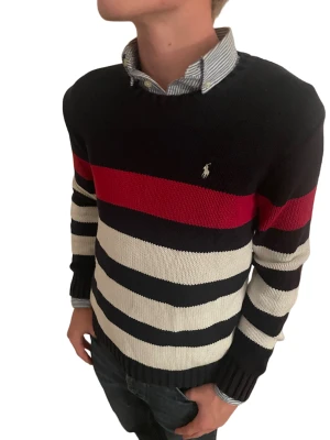 Polo Ralph Lauren tröja - Säljer en klassisk tröja ifrån det välkända märket Polo Ralph Lauren. Tröjan köptes på NK för 2399kr och är storlek Small, men passar även Medium.  Modellen är 182cm lång. Tar emot byten.  Hör av er vid frågor. STEAL!