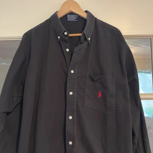 Ralph lauren skjorta - Sjukt snygg skjorta från Ralph lauren, lite tjockare vilket är perfekt nu till kyliga dagar :)