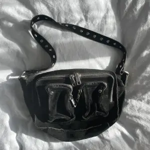 Säljer denna super snygga nunno väska i svart mocka! Nypris:1500kr Längre band medkommer!!⭐️⭐️⭐️
