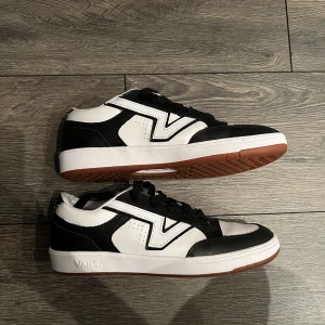 HELT NYA VANS - Säljer mina vans skor som jag glömde lämna tillbaka i tid! Helt nya och ej använda.  Nypris 999