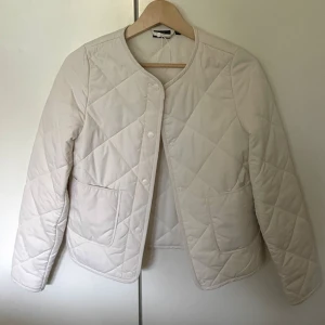 Jacka KappAhl  - snygg jacka från Kappahl, aldrig använd då den är lite för liten för mig.💕 pris kan såklart diskuteras!