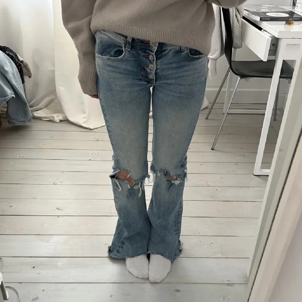 Skitsnygga bootcut jeans som var för korta på mig. Köparen står för frakt! (Lånade bilder). Jeans & Byxor.