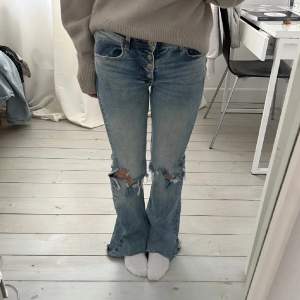 Skitsnygga bootcut jeans som var för korta på mig. Köparen står för frakt! (Lånade bilder)