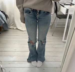 Bootcut jeans - Skitsnygga bootcut jeans som var för korta på mig. Köparen står för frakt! (Lånade bilder)
