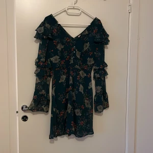 Sommarklänning med markerad midja - Superfin sommarklänning som jag tyvärr inte kan använda längre pga större armar nuförtiden. Ärmarna är i något genomskinligt material. Använd fåtal gånger