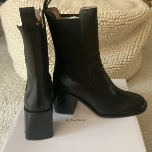 Boots i skinn - & other Stories - Chelseaboots i läder från & other Stories. Blockklack (7,5 cm) o mandelformad tå. Supervälskötta (som nya), inköpta förra vintern och endast använda ett fåtal gånger. Nypris 1600kr.