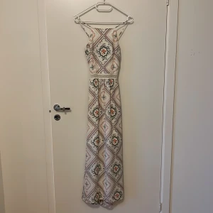 Superfin sommarklänning för den pysslige - Superfin endast provad sommarklänning med slits på båda sidor. Tyvärr har en liten bit av brodyret gått upp i samband med att jag drog på mig den här hemma så är du duktig på att virka/sy varsågod! Det syns inte när den sitter på dock.