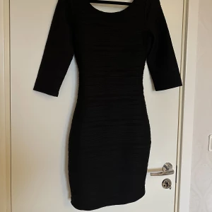 Klänning  - Jättefin detalj där bak! Knappt använd! Som ny i storlek S