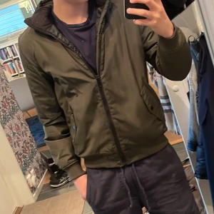 jacka - Säljer denna gröna jacka. Passar 165-175. Kom med prisförslag.