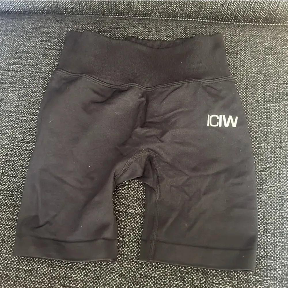Så snyggga svarta träningsshorts från ICIW med scrunch, storlek XS💗 Säljer för att de tyvärr är lite för små för mig☺️inte mycket använda och jätte fint skick. Säljs inte längre på hemsidan . Shorts.