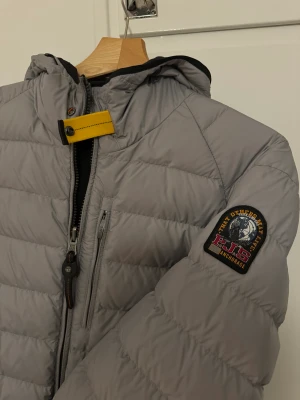 Parajumper Jacka  - Parajumper jacka som är väldigt sparsamt använd. Inköpt förra vinter nypris är ca: 7000kr. Jackan går att vända in och ut både färgen grå och svart går att använda. 