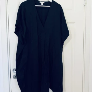 Tunika  - Tunika i blank polyester  Jättefin och smickrande på 