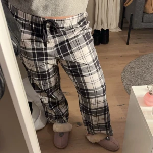 Pyjamasbyxor  - Säljer dessa pyjamasbyxorna från H&M, samma modell och oversize precis som de röda. Hela oanvända utan defekter, kommer inte till användning hos mig!!