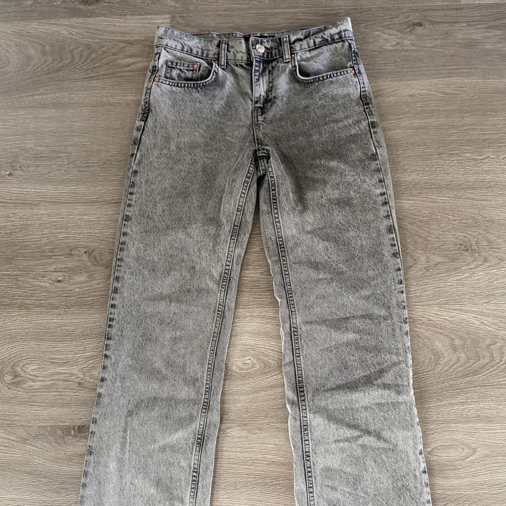 Säljer dessa super snygga jeans, knappt använda💞 Skriv privat vid frågor eller funderingar💞. Jeans & Byxor.