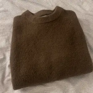 En mörk brun stickad tröja från BikBok endast använd en gång❤️