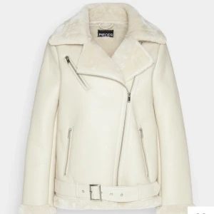 Vit jacka med foder - Hej säljer denna jackan som är använd 1 gång. Köpte den för 1200kr och säljer för 950kr då den är i nyskick.