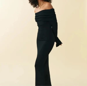 Långklänning  - Säljer min off shoulder klänning från Gina tricot som jag endast provat då den inte passade mig☺️